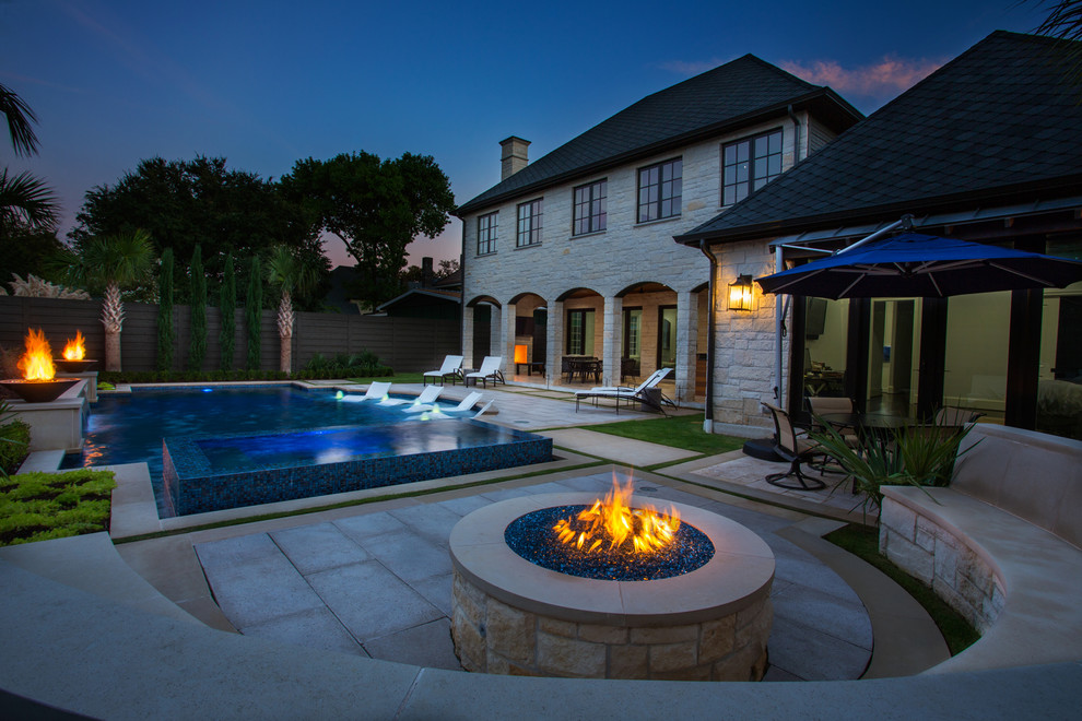 Стильный дизайн: большой бассейн произвольной формы на заднем дворе в стиле неоклассика (современная классика) с покрытием из каменной брусчатки - последний тренд