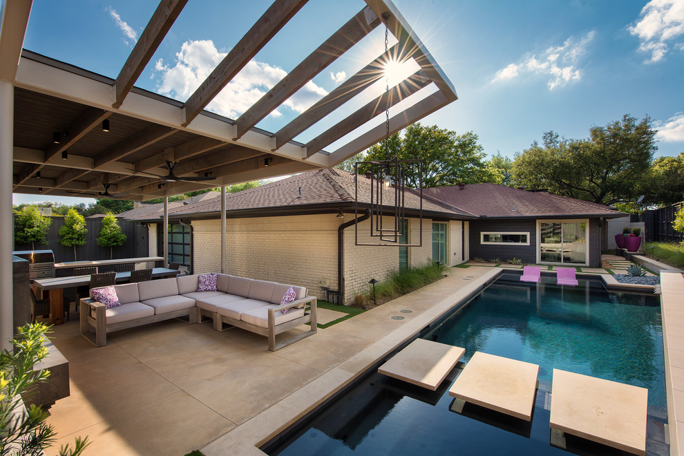 Стильный дизайн: бассейн среднего размера, произвольной формы на заднем дворе в стиле ретро с покрытием из бетонных плит - последний тренд