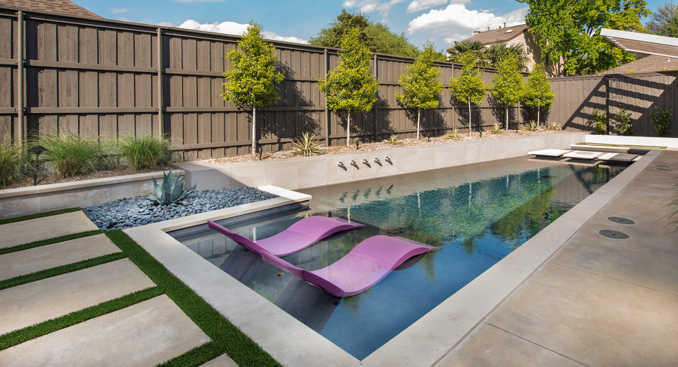 Immagine di una piscina minimalista personalizzata di medie dimensioni e dietro casa con lastre di cemento
