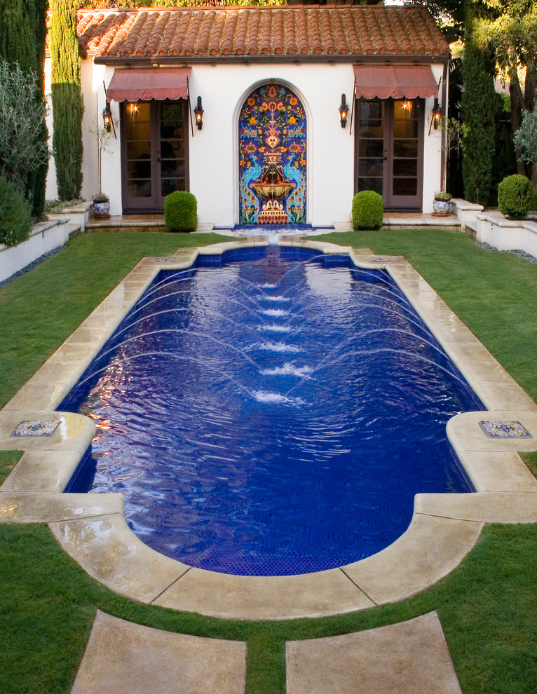 Стильный дизайн: спортивный, прямоугольный бассейн среднего размера на заднем дворе в средиземноморском стиле с мощением тротуарной плиткой и фонтаном - последний тренд
