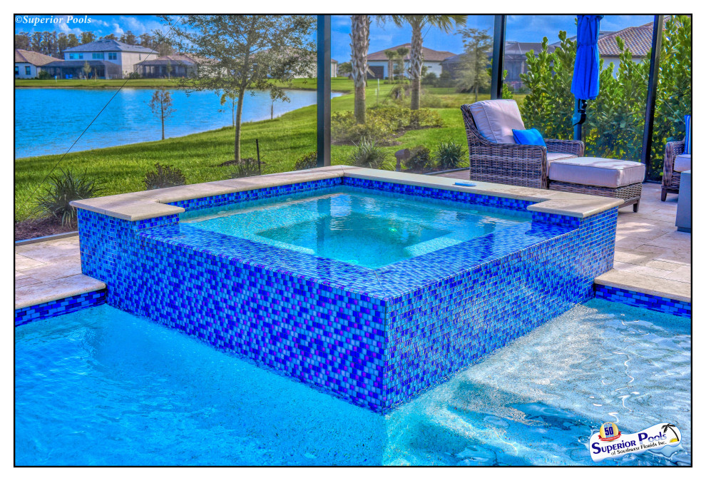 Foto de piscina con fuente alargada minimalista grande rectangular en patio trasero con adoquines de ladrillo