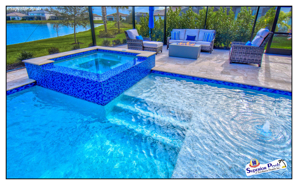 Пример оригинального дизайна: большой спортивный, прямоугольный бассейн на заднем дворе в стиле модернизм с фонтаном и мощением клинкерной брусчаткой