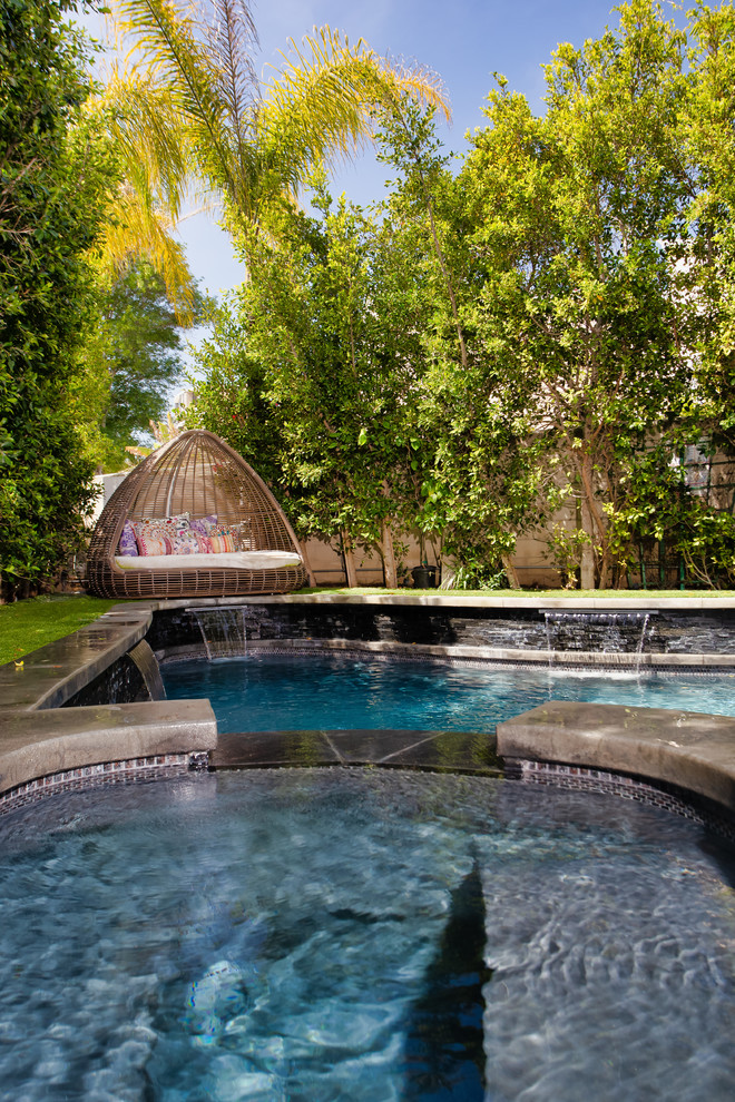Exemple d'une piscine éclectique.