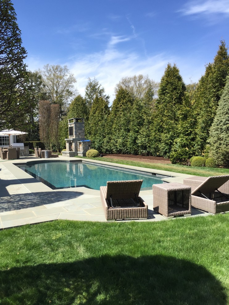 Foto de piscina alargada tradicional de tamaño medio rectangular en patio trasero con suelo de hormigón estampado