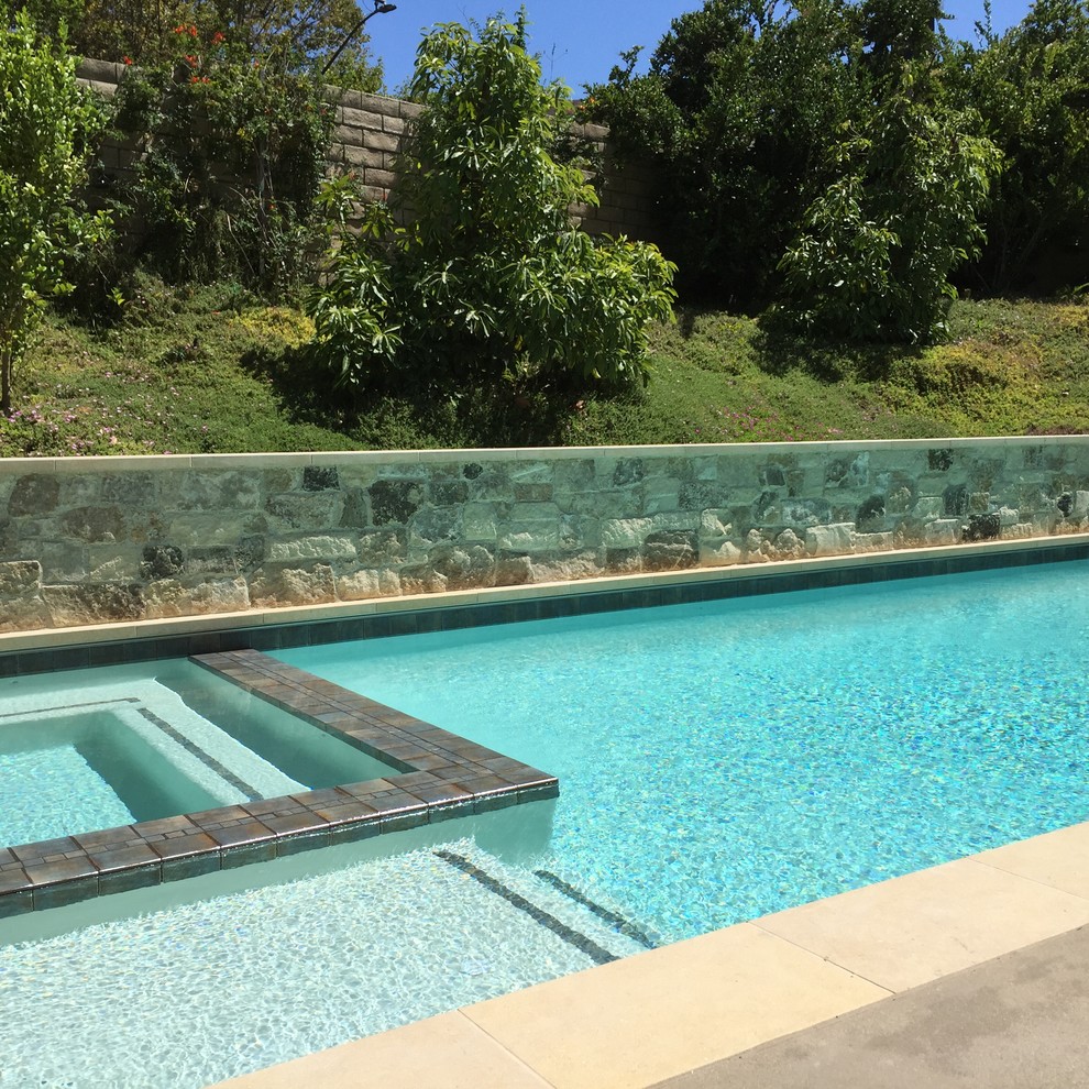 Идея дизайна: прямоугольный бассейн на заднем дворе в средиземноморском стиле с покрытием из бетонных плит