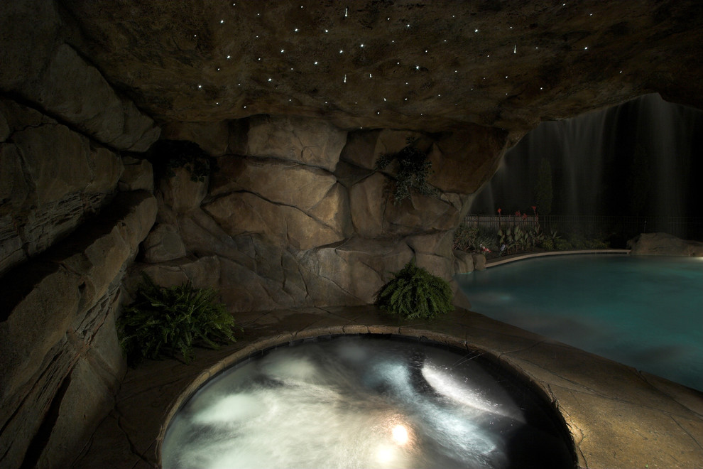Свежая идея для дизайна: естественный, круглый бассейн в стиле рустика с покрытием из каменной брусчатки - отличное фото интерьера