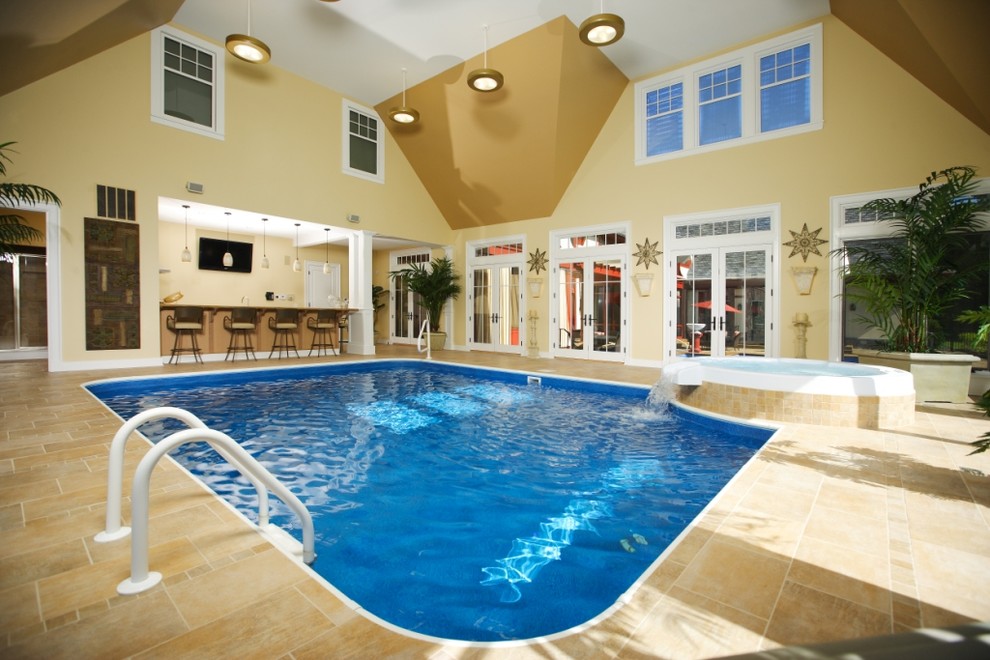 Immagine di un'ampia piscina coperta moderna personalizzata