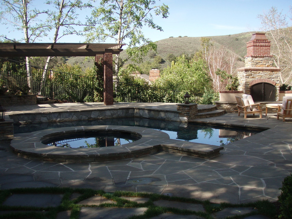 Mittelgroßer Rustikaler Whirlpool hinter dem Haus in individueller Form mit Natursteinplatten in Los Angeles