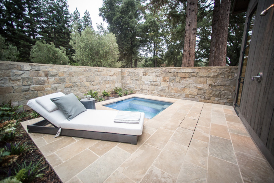Foto de piscinas y jacuzzis de estilo de casa de campo pequeños en patio lateral con adoquines de piedra natural