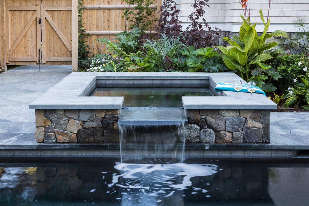 Imagen de piscinas y jacuzzis alargados clásicos pequeños rectangulares en patio lateral con adoquines de piedra natural