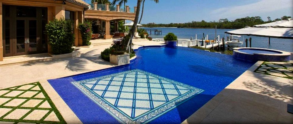 マイアミにある高級な中くらいな地中海スタイルのおしゃれなプール (天然石敷き) の写真