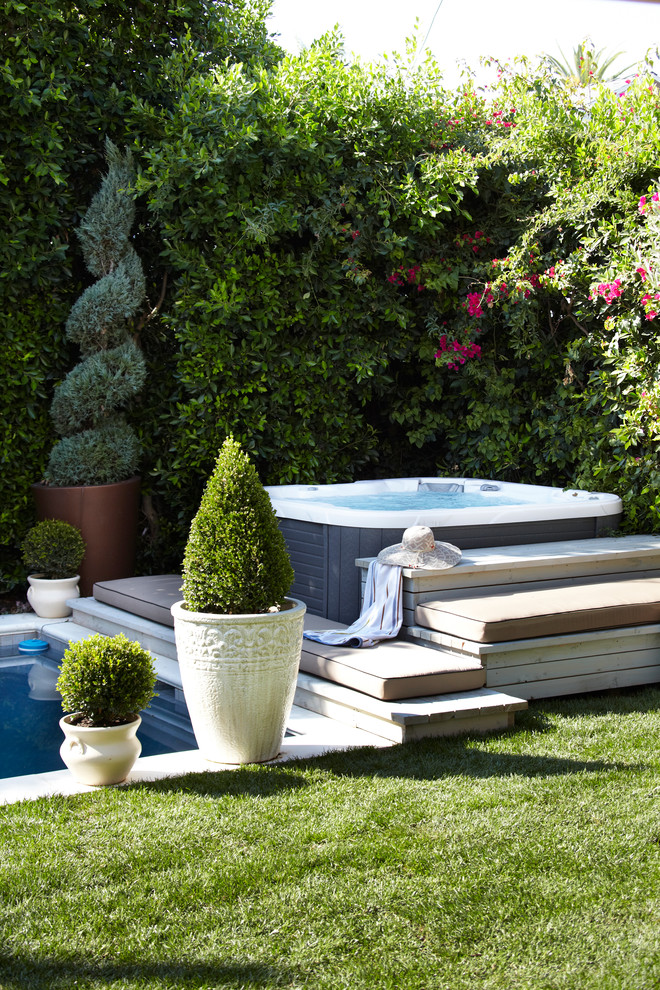 Идея дизайна: бассейн на заднем дворе в средиземноморском стиле с джакузи
