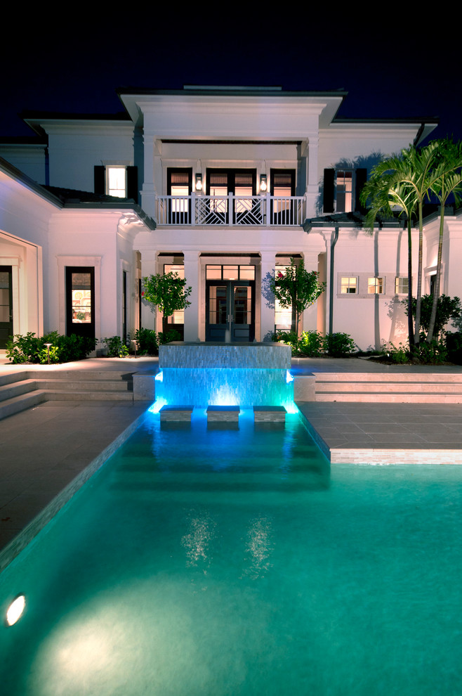 Klassischer Pool in individueller Form in Miami