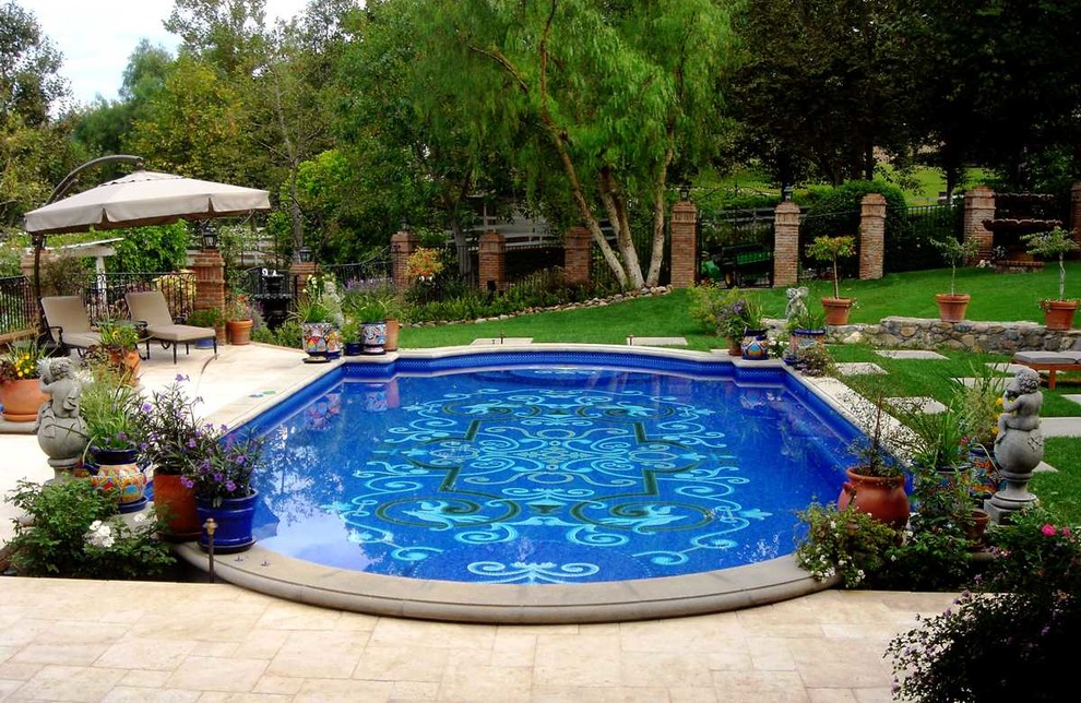 Idee per una grande piscina fuori terra mediterranea personalizzata dietro casa con una dépendance a bordo piscina e pavimentazioni in pietra naturale