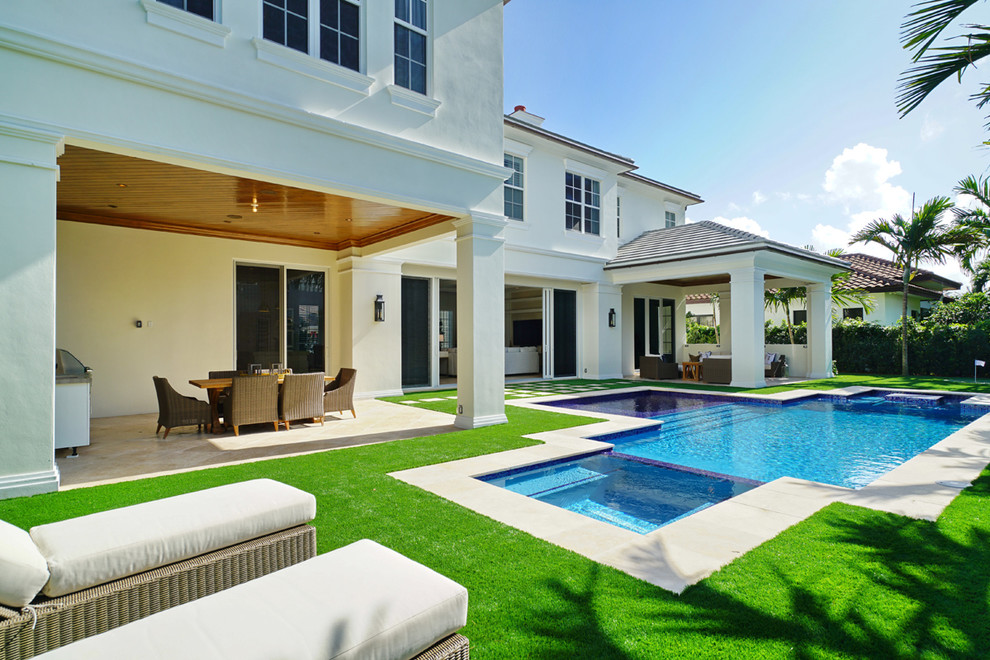 Esempio di una grande piscina monocorsia stile marinaro personalizzata dietro casa con una vasca idromassaggio e pavimentazioni in cemento