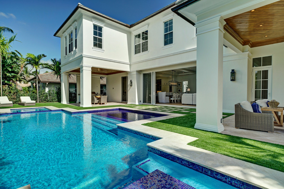 Ispirazione per una grande piscina monocorsia costiera personalizzata dietro casa con pavimentazioni in cemento