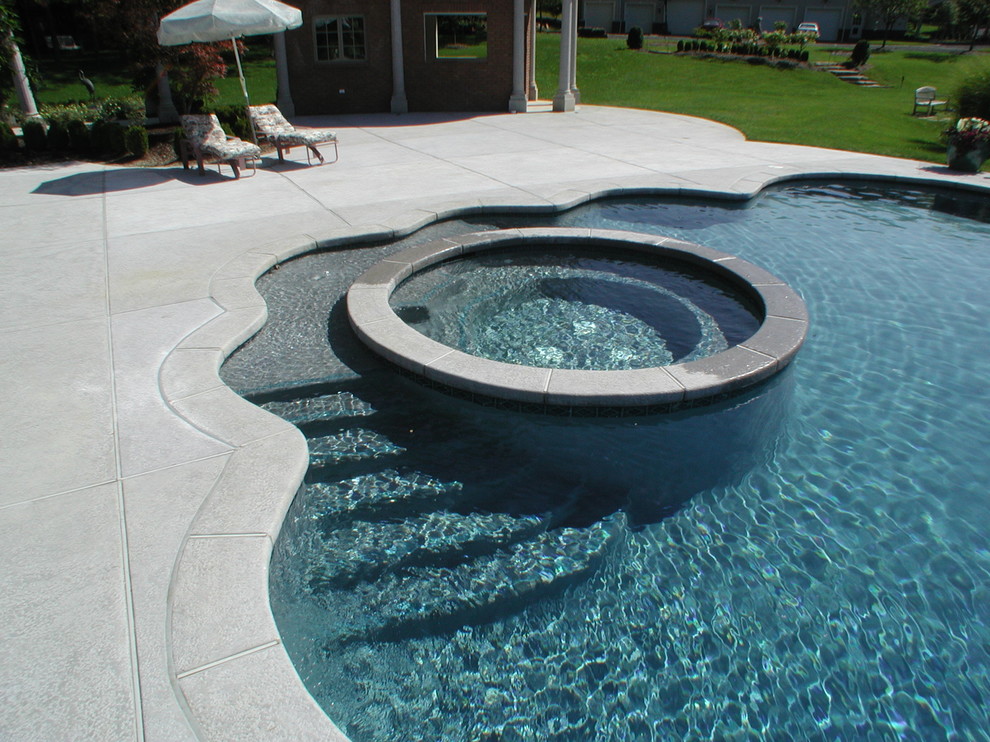 Imagen de piscinas y jacuzzis naturales tradicionales extra grandes a medida en patio trasero