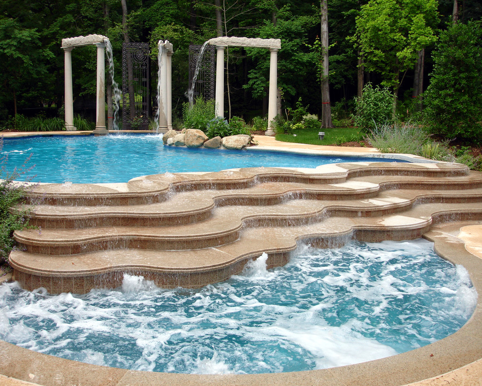 На фото: бассейн среднего размера, произвольной формы на заднем дворе в средиземноморском стиле с фонтаном и мощением тротуарной плиткой