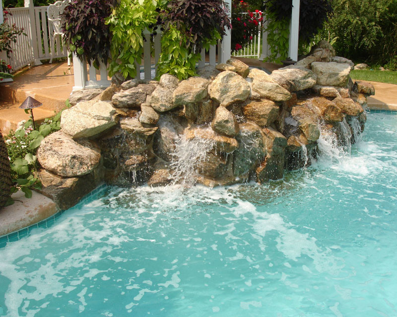 Esempio di una piscina chic personalizzata di medie dimensioni e dietro casa con una vasca idromassaggio