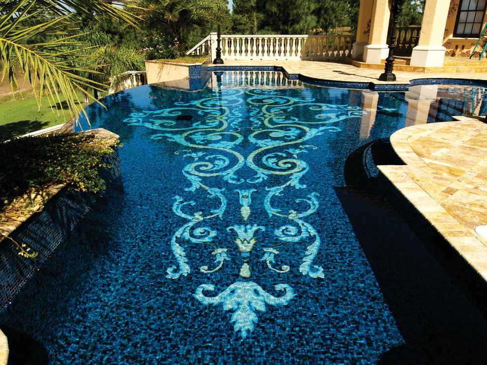 マイアミにあるラグジュアリーな広い地中海スタイルのおしゃれなプール (天然石敷き) の写真