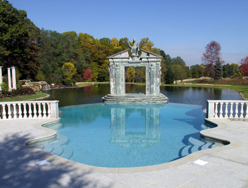 Пример оригинального дизайна: большой бассейн-инфинити произвольной формы на заднем дворе в средиземноморском стиле