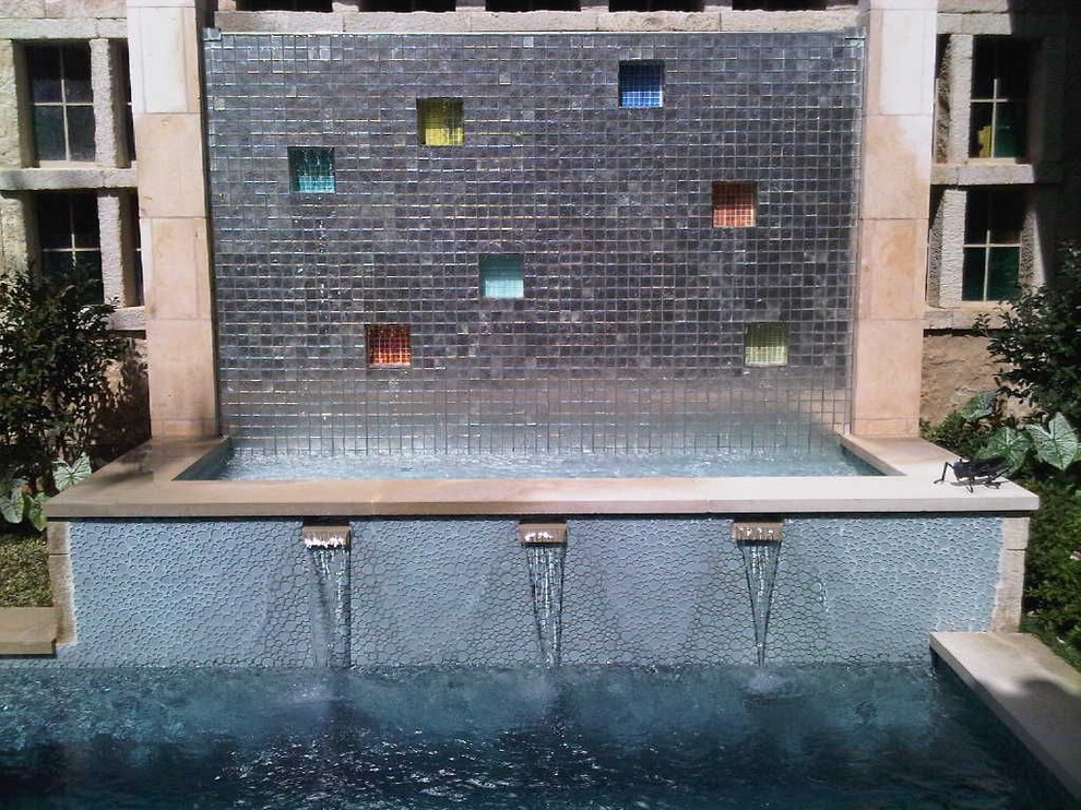 Immagine di una piscina contemporanea
