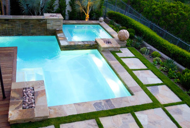 Exempel på en stor modern anpassad pool på baksidan av huset, med spabad och naturstensplattor
