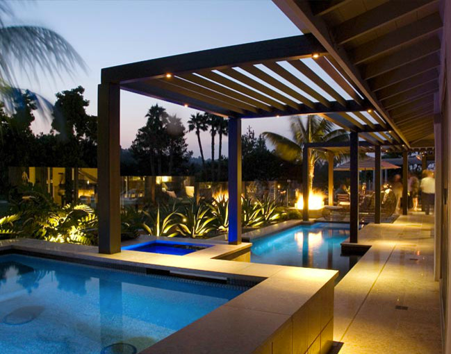 Idee per una piscina minimalista personalizzata di medie dimensioni e dietro casa con una dépendance a bordo piscina