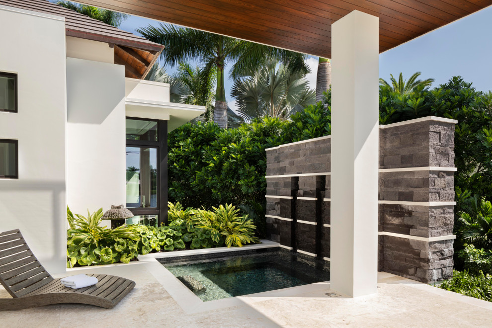 Idee per una grande piscina mediterranea nel cortile laterale con fontane e pavimentazioni in pietra naturale