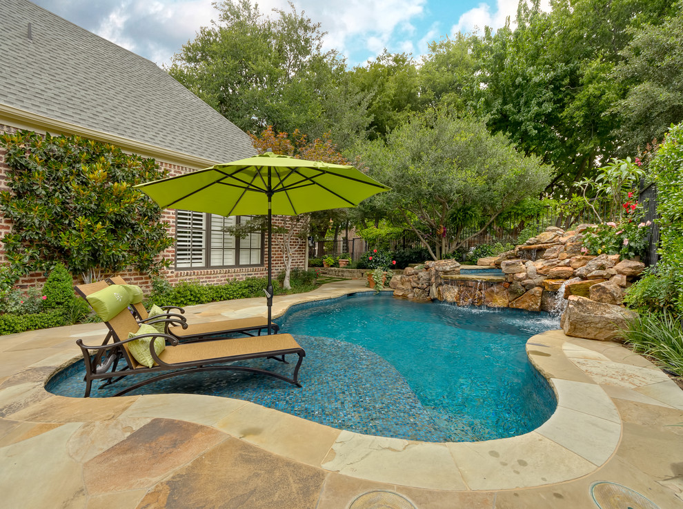 This is an example of a traditional swimming pool in Dallas.