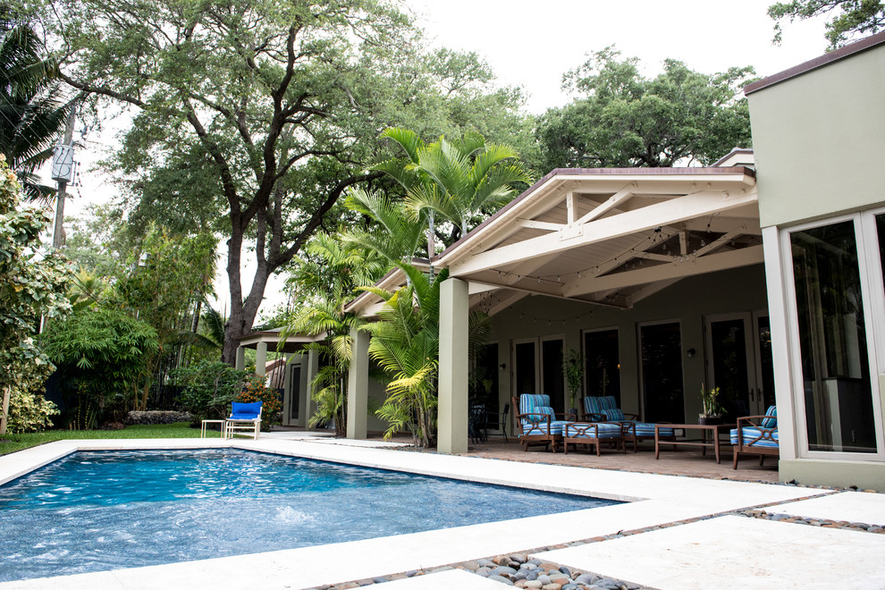 Foto de casa de la piscina y piscina alargada tradicional renovada grande rectangular en patio trasero con adoquines de hormigón