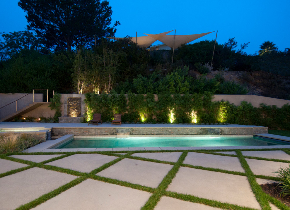 Moderner Pool in rechteckiger Form in Los Angeles