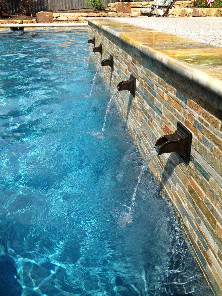 Großer Rustikaler Pool hinter dem Haus in individueller Form mit Wasserspiel und Betonplatten in Houston
