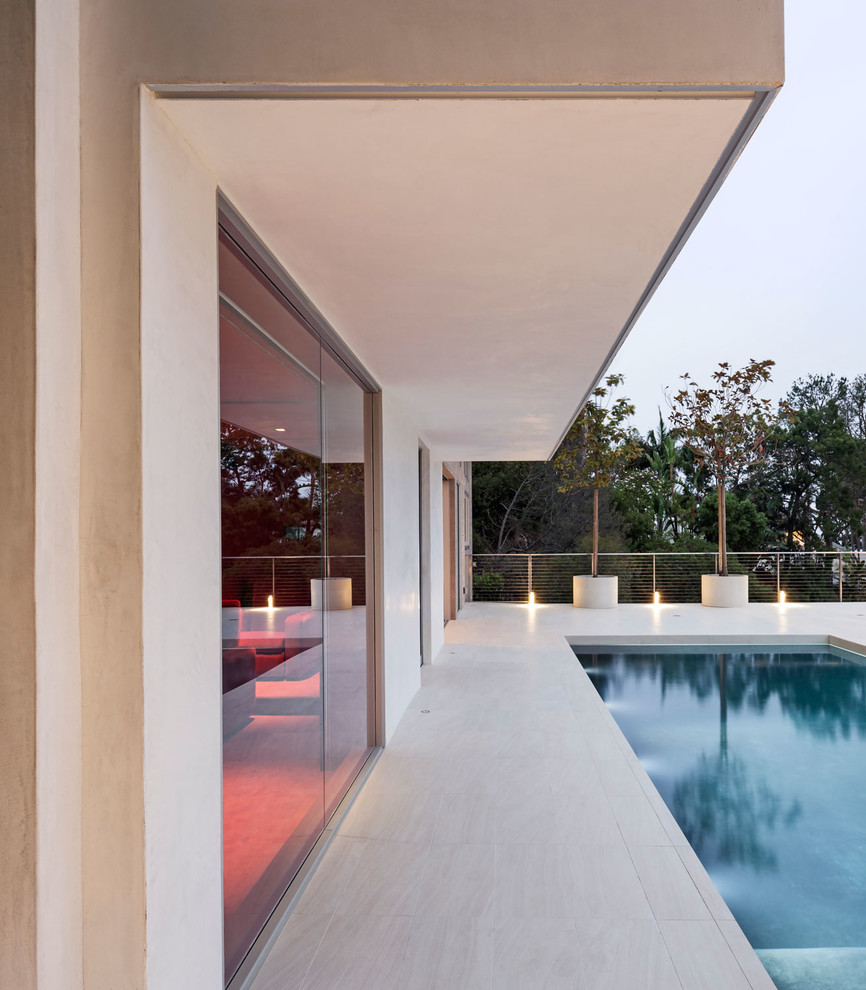 Mittelgroßer Moderner Pool auf dem Dach in rechteckiger Form mit Natursteinplatten in Los Angeles