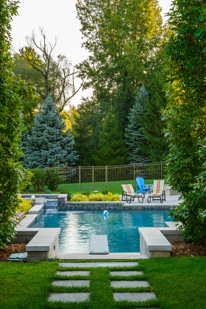 Mittelgroßer Moderner Pool hinter dem Haus in L-Form mit Natursteinplatten in Louisville