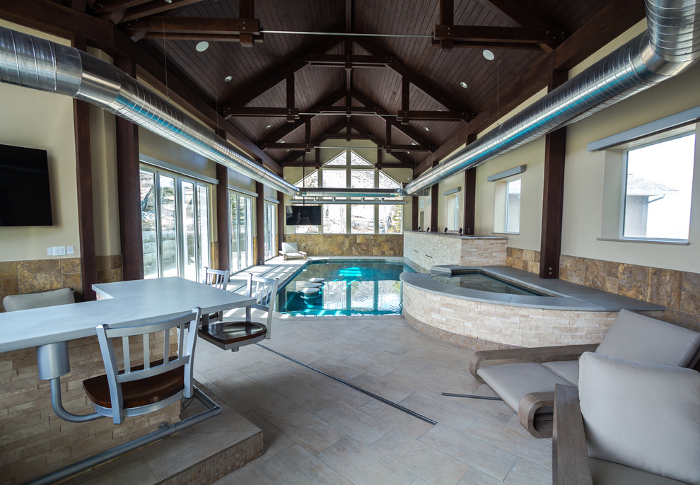 На фото: бассейн среднего размера, произвольной формы в доме в современном стиле с домиком у бассейна