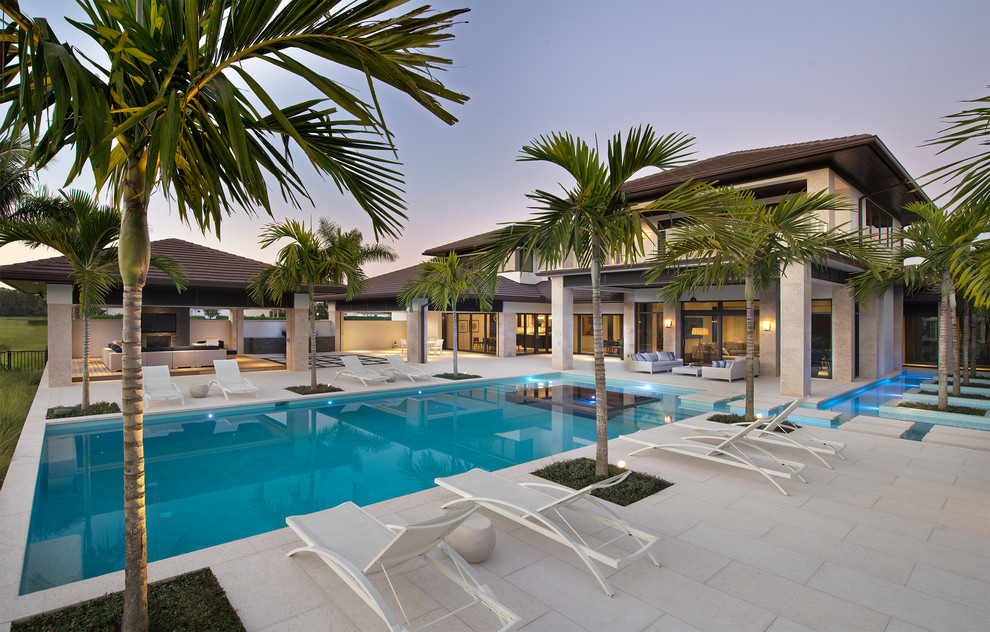 This is an example of a traditional back rectangular swimming pool in Miami.