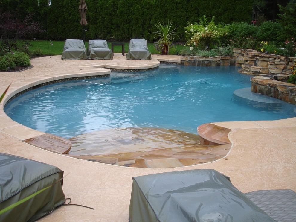 Esempio di una piccola piscina chic personalizzata dietro casa