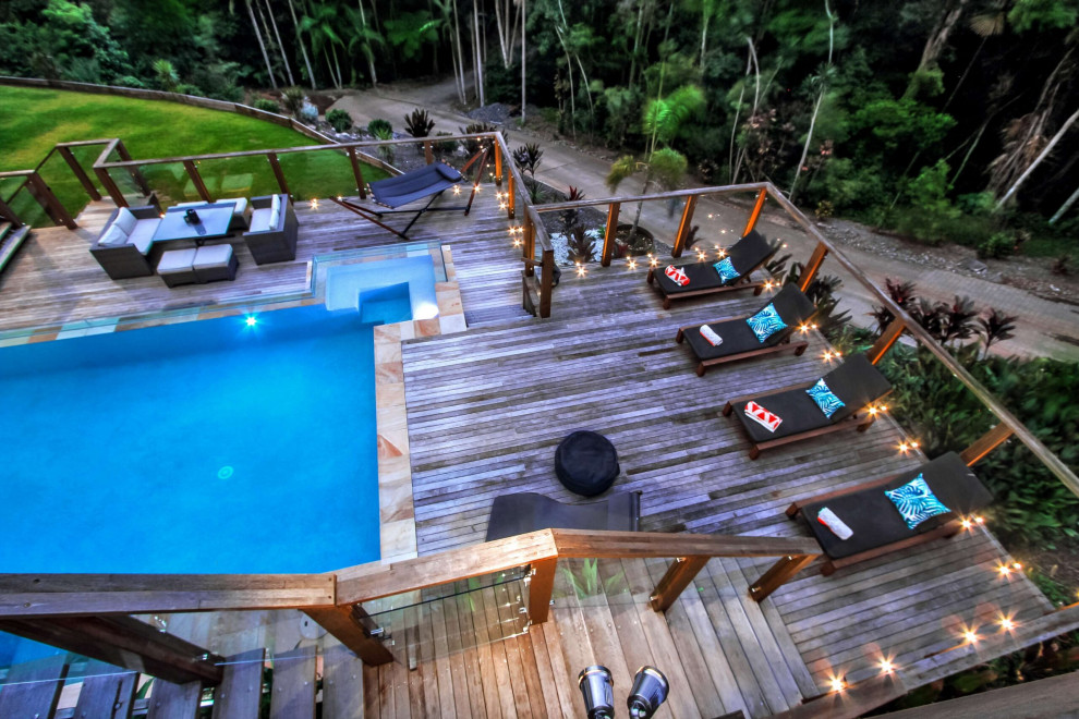 Ispirazione per una grande piscina fuori terra minimalista personalizzata dietro casa con una dépendance a bordo piscina e pedane