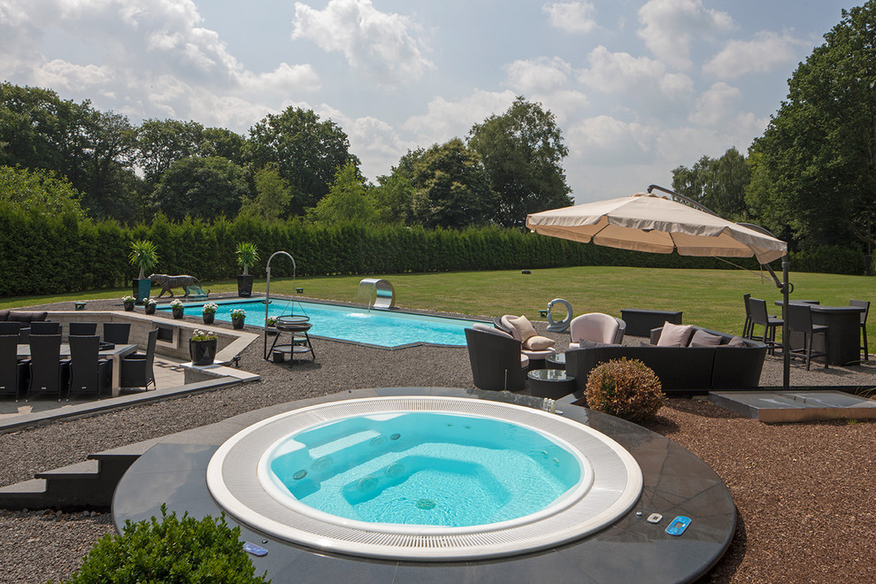 Großer Moderner Pool in rechteckiger Form mit Grillplatz in Köln