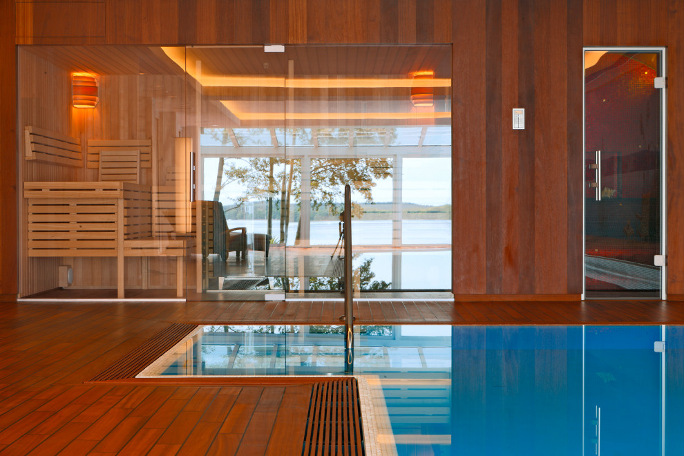 Immagine di una piscina rettangolare con una dépendance a bordo piscina