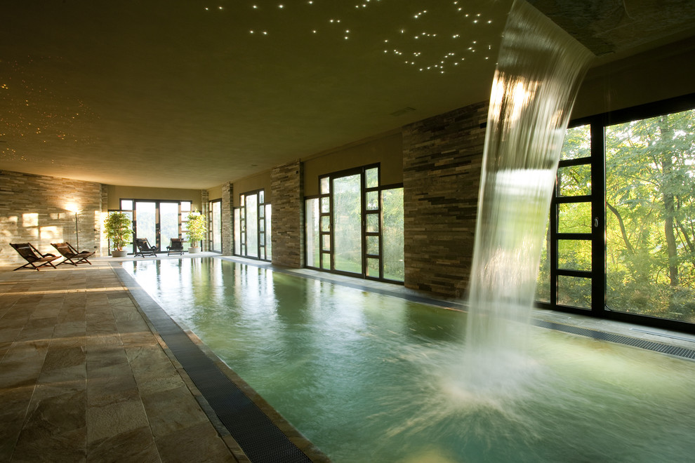 Esempio di una piscina minimal rettangolare con fontane