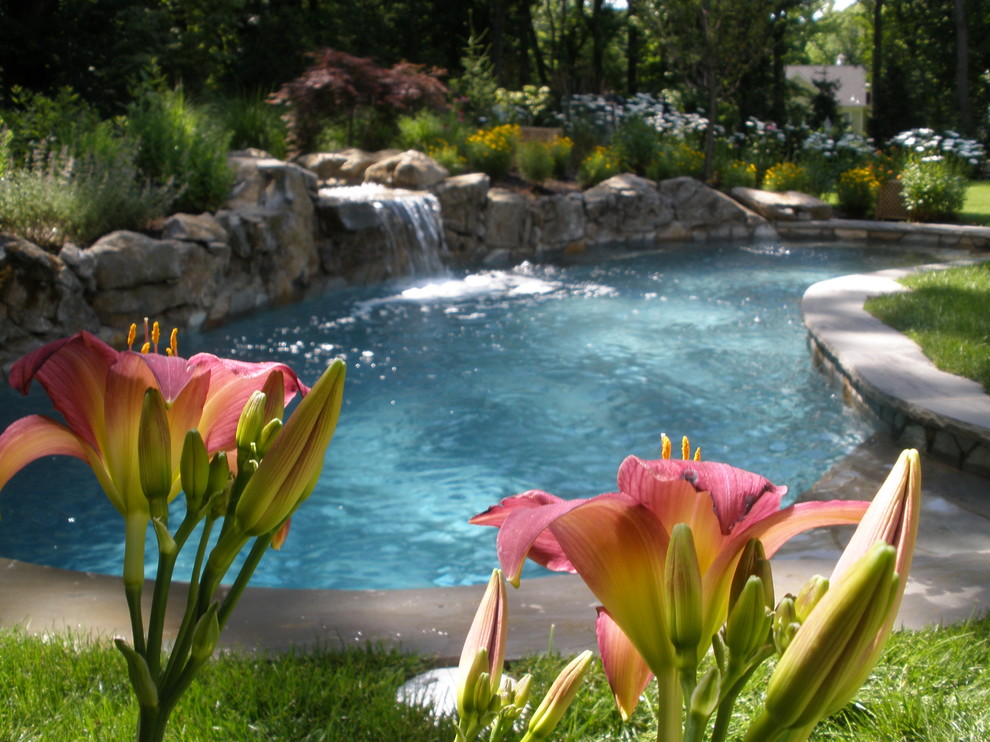 Свежая идея для дизайна: бассейн среднего размера, в форме фасоли на заднем дворе в классическом стиле с покрытием из каменной брусчатки и фонтаном - отличное фото интерьера