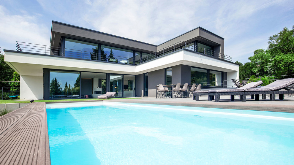 Imagen de piscina contemporánea grande rectangular en patio lateral