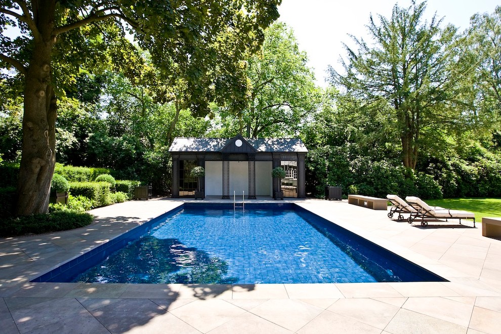 Ispirazione per una piscina monocorsia design rettangolare dietro casa e di medie dimensioni con una dépendance a bordo piscina e piastrelle