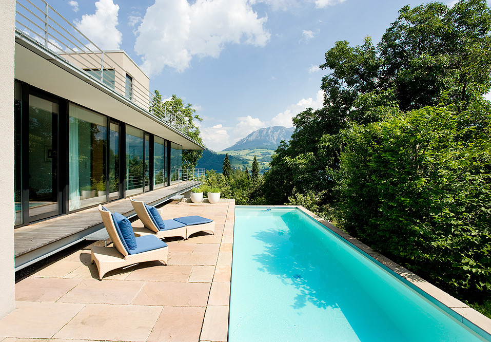 Immagine di una piscina moderna