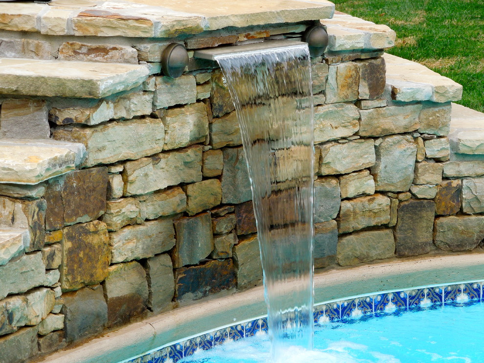 Источник вдохновения для домашнего уюта: бассейн на заднем дворе с фонтаном
