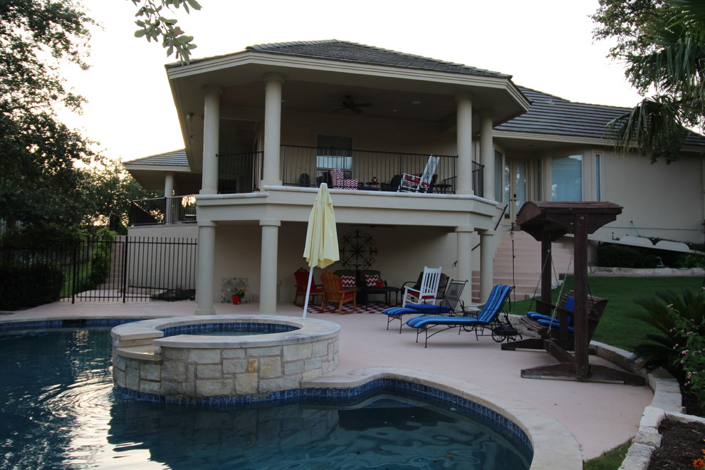 Стильный дизайн: бассейн среднего размера, в форме фасоли на заднем дворе в классическом стиле с джакузи и мощением тротуарной плиткой - последний тренд