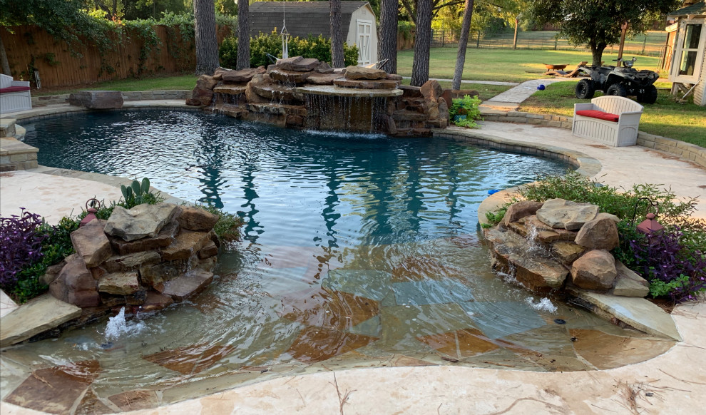 Ispirazione per una grande piscina fuori terra tropicale personalizzata dietro casa con una dépendance a bordo piscina