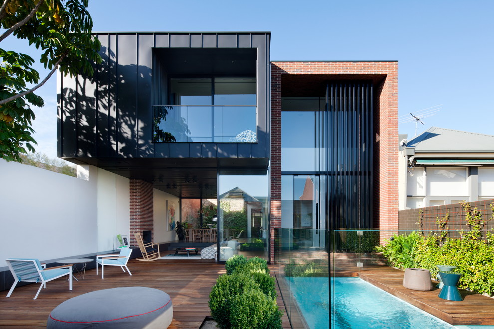 Modernes Sportbecken hinter dem Haus in rechteckiger Form mit Dielen in Melbourne
